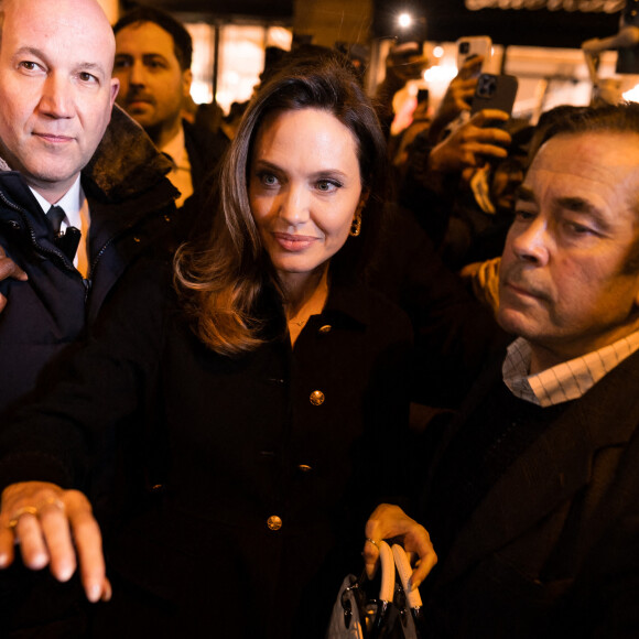 Angelina Jolie sort de la boutique Guerlain sur les Champs Elysées à Paris. © Tiziano Da Silva / Bestimage 