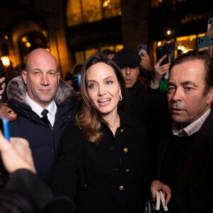 Angelina Jolie sort de la boutique Guerlain sur les Champs Elysées à Paris le 30 janvier 2023. © Tiziano Da Silva / Bestimage 