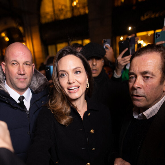 Angelina Jolie sort de la boutique Guerlain sur les Champs Elysées à Paris le 30 janvier 2023. © Tiziano Da Silva / Bestimage 