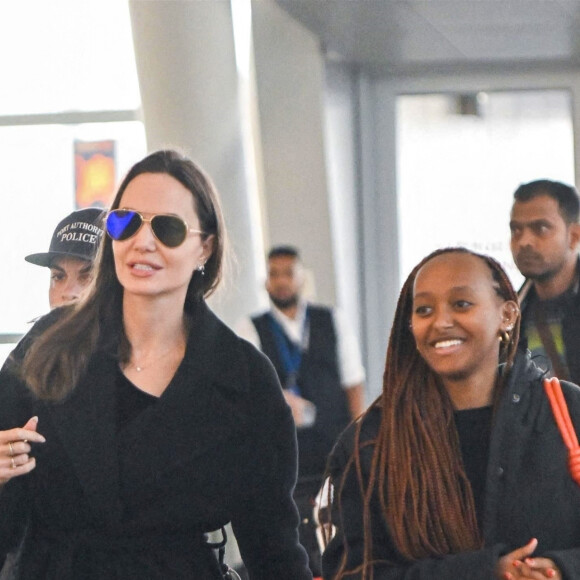 Angelina Jolie et sa fille Zahara Jolie-Pitt arrivent à l'aéroport JFK à New York City, New York, Etats-Unis, le 13 janvier 2023. 