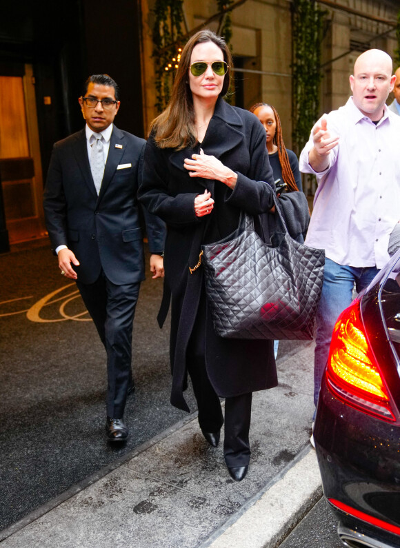 Angelina Jolie et sa fille Zahara Jolie-Pitt à la sortie de l'hôtel Carlyle à New York City, New York, Etats-Unis, le 13 janvier 2023.