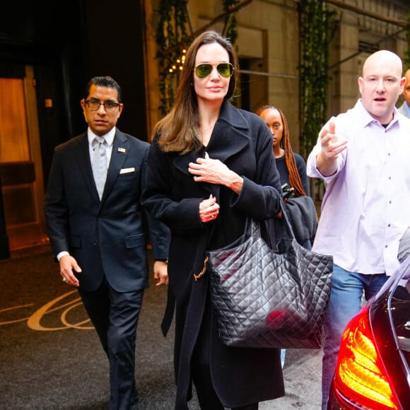 Angelina Jolie et sa fille Zahara Jolie-Pitt à la sortie de l'hôtel Carlyle à New York City, New York, Etats-Unis, le 13 janvier 2023.