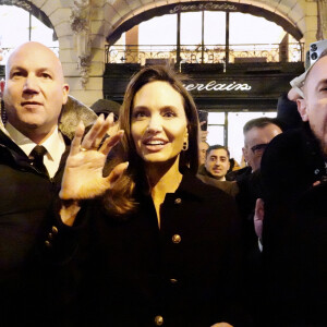 Angelina Jolie sort de la boutique Guerlain sur les Champs Elysées à Paris le 30 janvier 2023.  Photo by ABACAPRESS.COM
