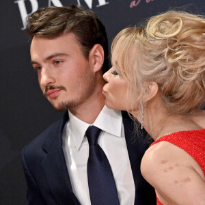 Brandon Thomas Lee et Pamela Anderson. - Première du documentaire consacré à Pamela Anderson, "Pamela, une histoire d'amour" (Netflix) à Hollywood, le 30 janvier 2023.