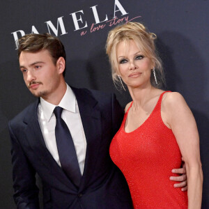 Brandon Thomas Lee et Pamela Anderson. - Première du documentaire consacré à Pamela Anderson, "Pamela, une histoire d'amour" (Netflix) à Hollywood, le 30 janvier 2023.