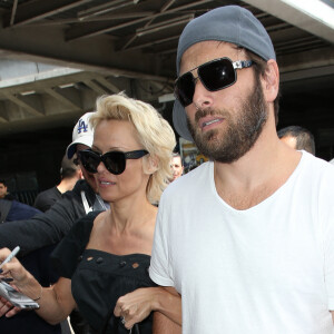 Pamela Anderson, attendue par de nombreux fans à qui elle a signé des autographes, arrive avec son mari Rick Salomon à l'aéroport de Nice pour le festival de Cannes. L'actrice et son mari se sont ensuite rendus à l'hôtel Eden Roc au Cap d'Antibes. Le 13 mai 2014 