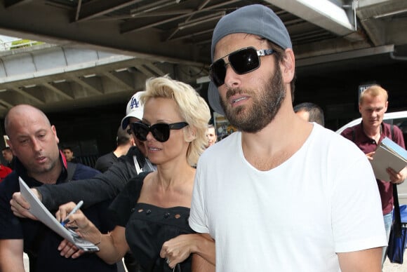 Pamela Anderson, attendue par de nombreux fans à qui elle a signé des autographes, arrive avec son mari Rick Salomon à l'aéroport de Nice pour le festival de Cannes. L'actrice et son mari se sont ensuite rendus à l'hôtel Eden Roc au Cap d'Antibes. Le 13 mai 2014 