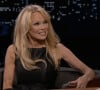 Pamela Anderson tente de fabriquer des animaux avec des ballons sur le plateau de l'émission "The Jimmy Kimmel Show", sans grand succès.