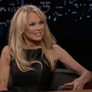 Pamela Anderson tente de fabriquer des animaux avec des ballons sur le plateau de l'émission "The Jimmy Kimmel Show", sans grand succès.