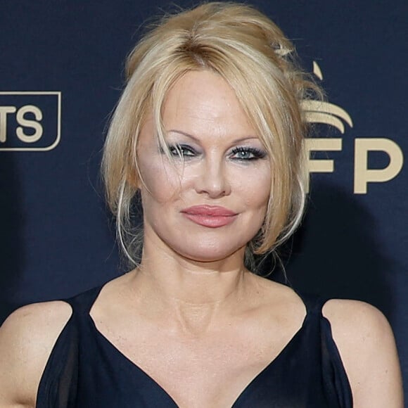 Pamela Anderson au photocall de la cérémonie des trophées UNFP (Union nationale des footballeurs professionnels) au Pavillon d'Armenonville à Paris.