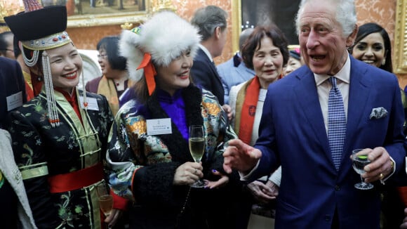 Charles III très jovial avec sa reine Camilla et une mannequin ultra-stylée, alors que le stress monte !