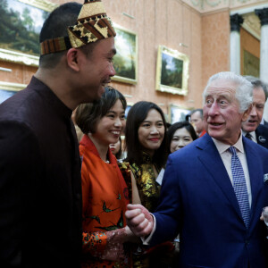 Le roi Charles III d'Angleterre lors d'une réception pour les communautés britanniques d'Asie de l'Est et du Sud-Est au Palais de Buckingham le 1er février 2023.