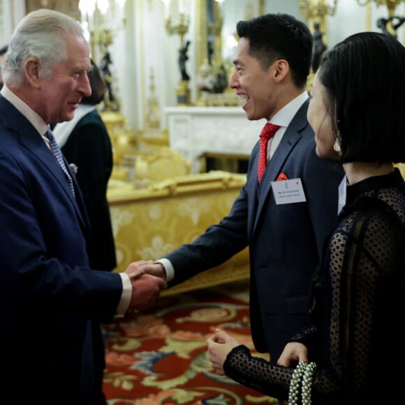 Le roi Charles III d'Angleterre lors d'une réception pour les communautés britanniques d'Asie de l'Est et du Sud-Est au Palais de Buckingham le 1er février 2023.