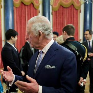 Le roi Charles III d'Angleterre lors d'une réception pour les communautés britanniques d'Asie de l'Est et du Sud-Est au Palais de Buckingham le 1er février 2023.