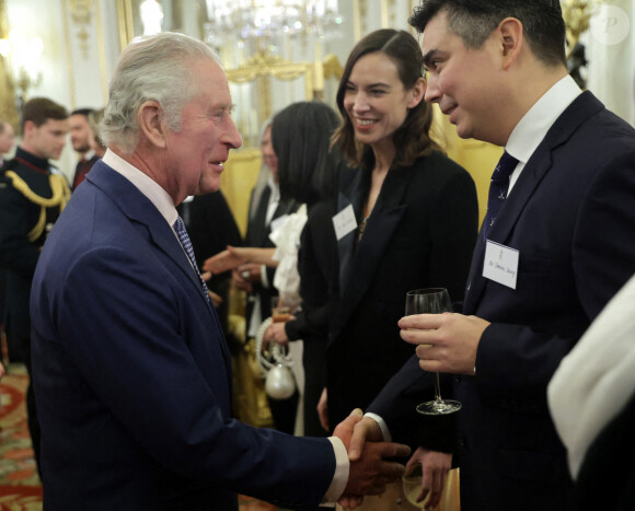 Le roi Charles III d'Angleterre et Alexa et Dominic Chung lors d'une réception pour les communautés britanniques d'Asie de l'Est et du Sud-Est au Palais de Buckingham le 1er février 2023.