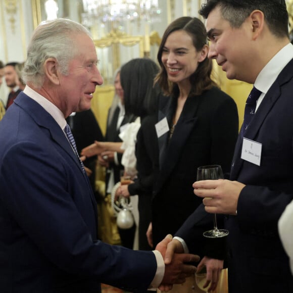 Le roi Charles III d'Angleterre et Alexa et Dominic Chung lors d'une réception pour les communautés britanniques d'Asie de l'Est et du Sud-Est au Palais de Buckingham le 1er février 2023.