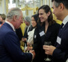 Le roi Charles III d'Angleterre et Alexa Chung lors d'une réception pour les communautés britanniques d'Asie de l'Est et du Sud-Est au Palais de Buckingham le 1er février 2023.