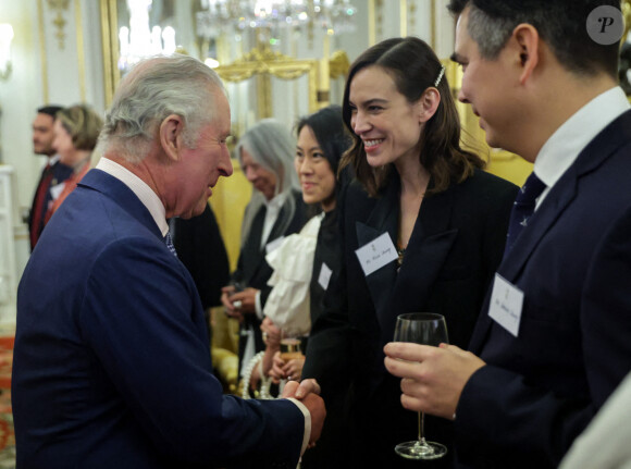 Le roi Charles III d'Angleterre et Alexa Chung lors d'une réception pour les communautés britanniques d'Asie de l'Est et du Sud-Est au Palais de Buckingham le 1er février 2023.