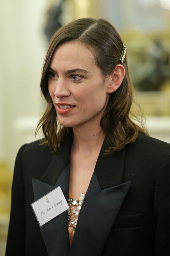 Alexa Chung lors d'une réception pour les communautés britanniques d'Asie de l'Est et du Sud-Est au Palais de Buckingham le 1er février 2023.
