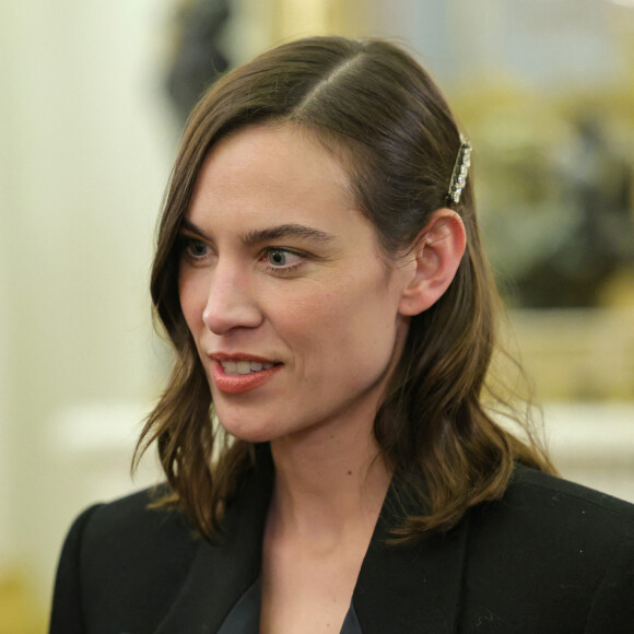 Alexa Chung lors d'une réception pour les communautés britanniques d'Asie de l'Est et du Sud-Est au Palais de Buckingham le 1er février 2023.