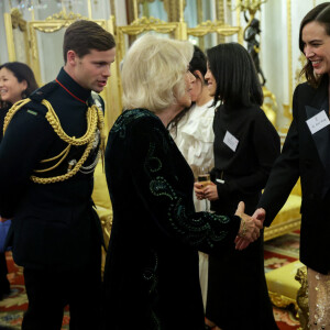 Camilla Parker Bowles, reine consort d'Angleterre et Alexa Chung lors d'une réception pour les communautés britanniques d'Asie de l'Est et du Sud-Est au Palais de Buckingham le 1er février 2023.