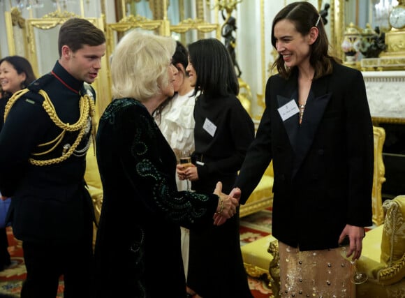 Camilla Parker Bowles, reine consort d'Angleterre et Alexa Chung lors d'une réception pour les communautés britanniques d'Asie de l'Est et du Sud-Est au Palais de Buckingham le 1er février 2023.