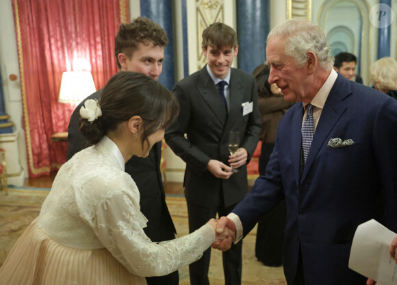Le roi Charles III d'Angleterre lors d'une réception pour les communautés britanniques d'Asie de l'Est et du Sud-Est au Palais de Buckingham le 1er février 2023.