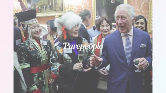 Charles III très jovial avec sa reine Camilla et une mannequin ultra-stylée, alors que le stress monte !