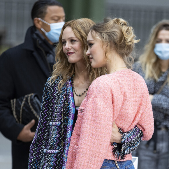 Vanessa Paradis et sa fille Lily Rose Depp - Photocall du défilé de mode prêt-à-porter printemps-été 2021 "Chanel" au Grand Palais à Paris. Le 6 octobre 2020 © Olivier Borde / Bestimage