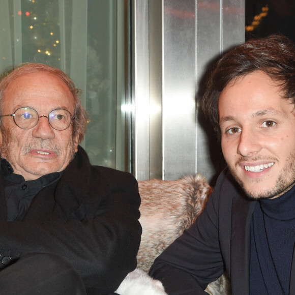 Patrick Chesnais et le chanteur Vianney (Vianney Bureau) lors de l'inauguration du chalet éphémère "Les Neiges Courchevel" sur la terrasse de l'hôtel Barrière Le Fouquet's à Paris, France, le 27 novembre 2018. © Coadic Guirec/Bestimage 