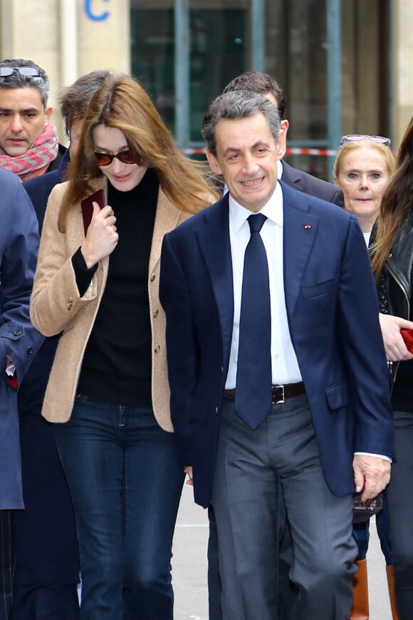 Nicolas Sarkozy et sa femme Carla Bruni-Sarkozy vont voter au lycée Jean de la Fontaine dans le 16ème à Paris pour le 2ème tour des élections régionales le 13 décembre 2015. Également présent Claude Goasguen © Pool / Bestimage 