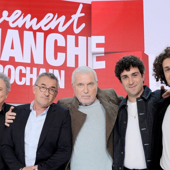 Exclusif - Bernard Lavilliers entouré par Michel Drucker Christophe Dechavanne, Raphael et Theo Herrerias du groupe Terrenoire - Enregistrement de l'émission Vivement dimanche prochain au studio Gabriel, présentée par Michel Drucker et diffusée sur France 2 le 3 avril 2022. © Guillaume Gaffiot / Bestimage