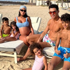 Georgina Rodriguez montre son baby bump en vacances à Dubaï.