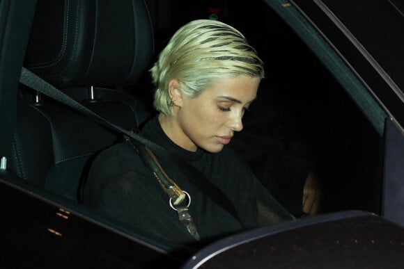 Exclusif - Kanye West, masqué, et sa femme Bianca Censori, avec une tenue transparente, quittent le restaurant "Beauty & Essex" à Los Angeles, le 31 janvier 2023.