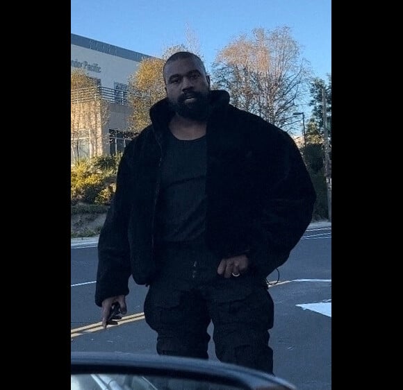 Exclusif - Kanye West agresse une photographe en train de le filmer à Los Angeles