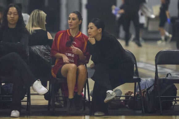 Kim Kardashian assiste au match de sa fille North tandis que Kanye West agresse une photographe à l'extérieur de la salle à Los Angeles, le 27 janvier 2023.