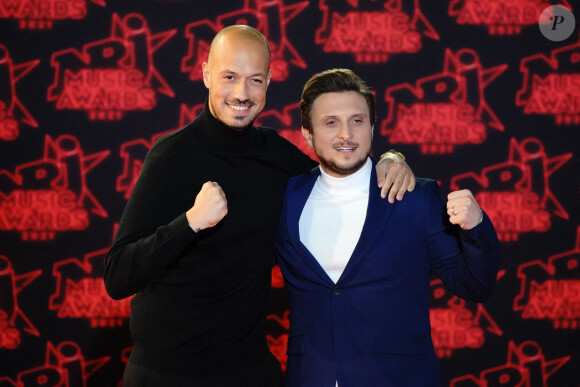Carlito (David Coscas) et McFly (Raphaël Carlier) lors de la 23ème édition des NRJ Music Awards 2021 au Palais des Festivals de Cannes, le 20 novembre 2021.