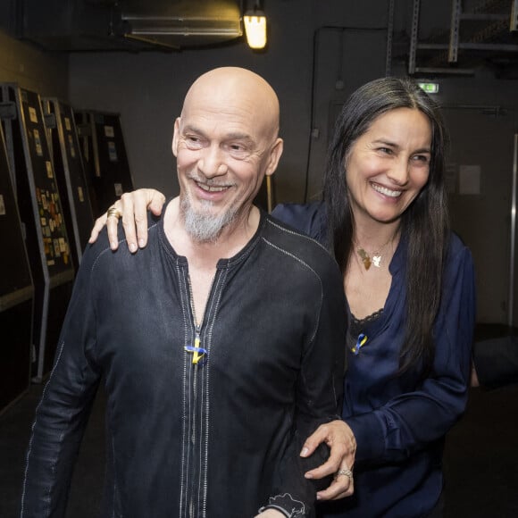 Exclusif - Florent Pagny et sa femme Azucena - Backstage de l'émission spéciale "Unis pour l'Ukraine" à la Maison de la Radio et de la Musique, diffusée en direct sur France 2 et présentée par Nagui et Leïla.Kaddour à Paris le 8 mars 2022. France Télévisions et Radio France s'associent, face à l'urgence humanitaire, pour soutenir et aider le peuple ukrainien et toutes les populations touchées par le conflit, sur place et dans les pays limitrophes. Le service public s'engage aux côtés de la Croix-Rouge française, qui lance un appel aux dons financiers, pour faire face aux besoins humanitaires, qui ne cessent de s'intensifier. Cette soirée spéciale est diffusée en simultané sur France 2 et France Inter avec un concert exceptionnel en direct, avec la participation des formations musicales de Radio France. Avec cette soirée, France Télévisions et Radio France permettent aux Français de répondre concrètement à l'urgence humanitaire, à l'intérieur et à l'extérieur de l'Ukraine, à travers des dons à la Croix-Rouge française. © Cyril Moreau / Jack Tribeca / Bestimage 