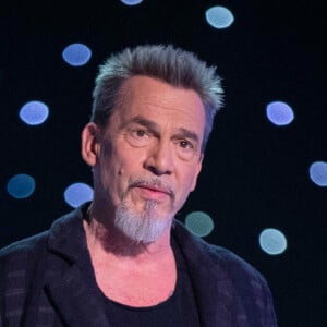 Exclusif - Florent Pagny - Enregistrement de l'émission "Symphonie pour la vie, Spéciale Pièces Jaunes" aux Folies Grüss à Paris, diffusée le 4 février sur France 3. Le 12 janvier 2022 © Cyril Moreau / Bestimage Dans le cadre magique des Folies Gruss, les artistes se sont réunis pour offrir aux téléspectateurs un gala exceptionnel en soutien à la Fondation des Hôpitaux et à l'opération Pièces jaunes. C'est un spectacle unique que vous allez découvrir, présenté par F.Bollaert et G.Capuçon ! En effet, pour cette édition de Symphonie pour la vie, l'art équestre et la voltige s'ajoutent à la musique avec l'Orchestre Lamoureux, dirigé par 4 chefs de renommée internationale, et les plus grands noms du classique et de la variété. Symphonie pour la vie, c'est à l'origine une bande d'amis, des artistes classiques, qui se sont réunis pour enregistrer un disque au profit des soignants pendant le premier confinement au printemps 2020. Cette initiative a immédiatement été soutenue par France Télévisions avec une soirée spéciale enregistrée au Théâtre du Châtelet et diffusée en prime time sur France 3. Dans ce bel élan, 2021 a connu la seconde édition de ce projet à l'Opéra-Comique et en 2022, pour la troisième année consécutive. Symphonie pour la vie s'associe à la Fondation des hôpitaux, présidée par Brigitte Macron, et les artistes à l'origine du projet sont rejoints par de nouveaux venus qui s'impliquent tous avec l'envie de soutenir cette initiative ! Ils évolueront sur la piste des Folies Gruss, accueillis par les artistes de la Compagnie Alexis Gruss dont les numéros ponctueront la soirée. La Compagnie Gruss est une merveilleuse histoire de famille de trois générations d'artistes équestres, aériens et musiciens, à jamais saltimbanques et résolument tournés vers l'avenir. Et bien sûr, toute la soirée, des appels aux dons seront lancés par les artistes : les contributions de chacun permettant de changer le quotidien des enfants hospitalisés et de leurs familles. L'opération Pièces jaunes existe depuis plus de 30 ans maintenant, elle est à nouveau parrainée cette année par D.Deschamps. Depuis plus de 30 ans, l'opération Pièces Jaunes est le grand rendez-vous de la générosité de début d'année avec sa collecte emblématique et sa tirelire. Pour améliorer la vie quotidienne des enfants, des adolescents et des jeunes adultes hospitalisés, la Fondation des Hôpitaux, à travers l'opération Pièces jaunes, subventionne chaque année de nombreux projets dans les hôpitaux publics français. Depuis 1989, plus de 9 100 projets ont été financés sur tout le territoire : 90 maisons des ados, 2 900 chambres parents-enfants, 421 espaces de jeux, mais également des maisons des familles, des séjours thérapeutiques. 