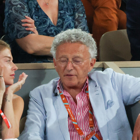 Victoria Monfort et son père Nelson Monfort en tribune (jour 13) lors des Internationaux de France de Tennis de Roland Garros 2022 à Paris, France, le 3 juin 2022. © MPP/Bestimage 