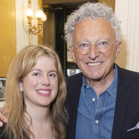 Nelson Monfort et sa fille Victoria - Déjeuner aux 2 Magots dans le cadre du Salon du Livre et du Vin à Paris le 9 mai 2022. © Jack Tribeca / Bestimage 