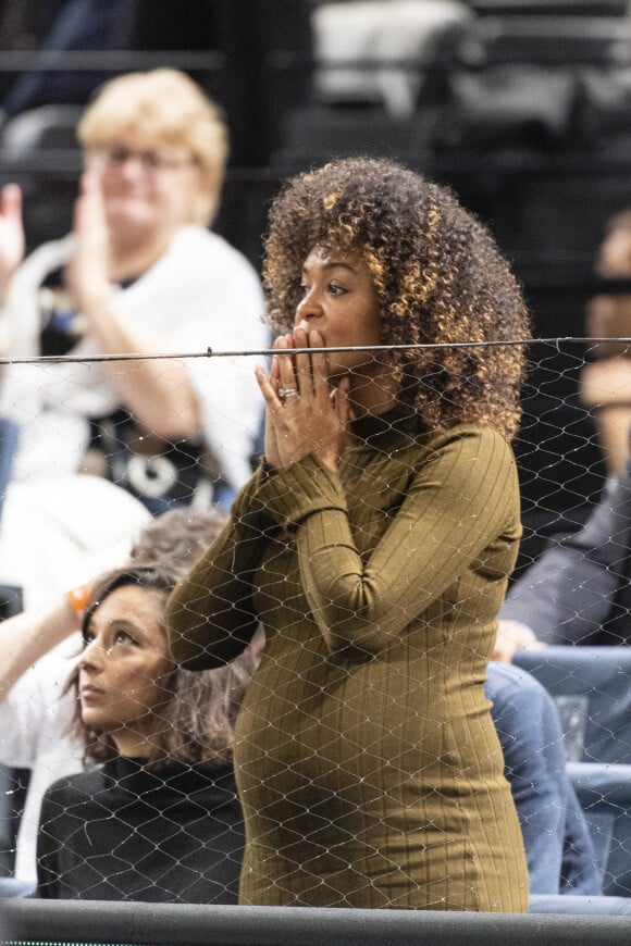 Susan Gossage, enceinte, la femme de Jérémy Chardy assiste à la défaite de son mari face à Cristian Garin lors du tournoi de tennis Rolex Paris Masters à l'AccorHotels Arena le 31 octobre 2019. © Perusseau / Veeren / Bestimage 