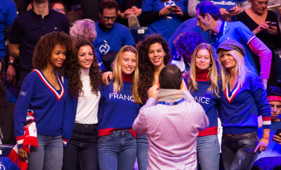 Susan Chardy, guest, Karen Benneteau, Noura El Shwekh, Clémence Bertrand , Isabelle Camus - Les célébrités assistent au match de tennis de double Nicolas Mahut et Pierre-Hugues Herbert opposés aux joueurs Croates Mate Pavic et Ivan Dodig lors de la Finale du double de la Coupe Davis France contre Croatie © Alain Rolland / Imagebuzz / Bestimage 