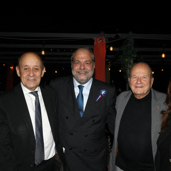 Exclusif - Jean-Yves Le Drian et sa femme Maria Vadillo, Eric Dupond-Moretti et sa compagne Isabelle Boulay autour de Marc Ladreit de Lacharrière - Cocktail à l'entracte lors de la générale de l'opéra-rock "Starmania" à la Seine Musicale de Boulogne-Billancourt le 8 novembre 2022. Johnny Rockfort et ses Etoiles noires, la serveuse automate, Stella Spotlight, Zéro Janvier, un Ziggy emprunté à D. Bowie... Quarante-trois ans après leur apparition sur la scène du Palais des congrès de Paris, le 10 avril 1979, et plus de deux décennies après les dernières représentations, revoici les personnages chantants imaginés par M.Berger et L. Plamondon pour Starmania. Reportée de deux saisons en raison de la pandémie de Covid-19, une nouvelle version s'installe jusqu'au 29 janvier 2023 à La Seine musicale, à Boulogne-Billancourt (Hauts-de-Seine), avant de faire la tournée des Zénith en région. © Dominique Jacovides-Coadic Guirec/Bestimage