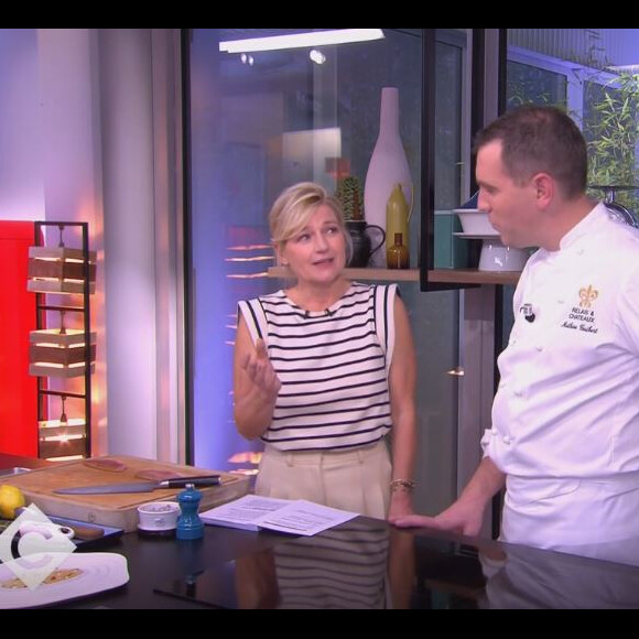 Anne-Elisabeth Lemoine aide le chef de "C à vous", le 7 février 2023, sur France 5