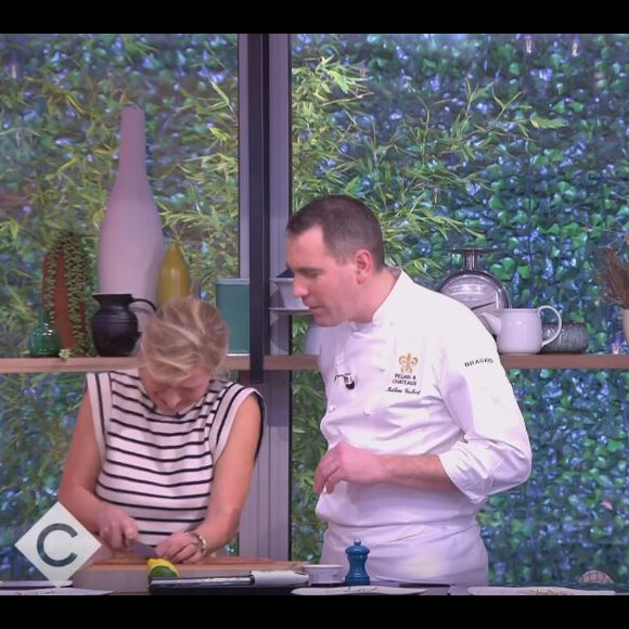 Anne-Elisabeth Lemoine aide le chef de "C à vous", le 7 février 2023, sur France 5