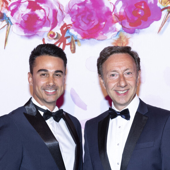 Stéphane Bern et son compagnon Yori Bailleres lors du Bal de la Rose 2022 au Sporting Club de Monaco en faveur de la Fondation Princesse Grace le 8 juillet 2022. © Cyril Moreau / Pool Monaco / Bestimage