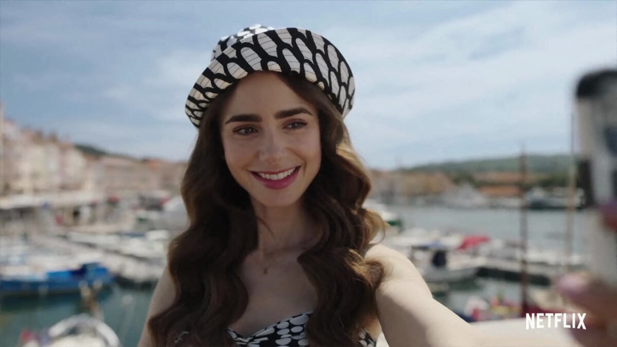 Photo Lily Collins dans la bandeannonce de la saison 2 de la série