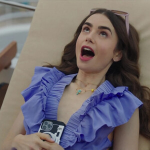 Lily Collins dans la bande-annonce de la saison 2 de la série "Emily in Paris". Le 27 septembre 2021.