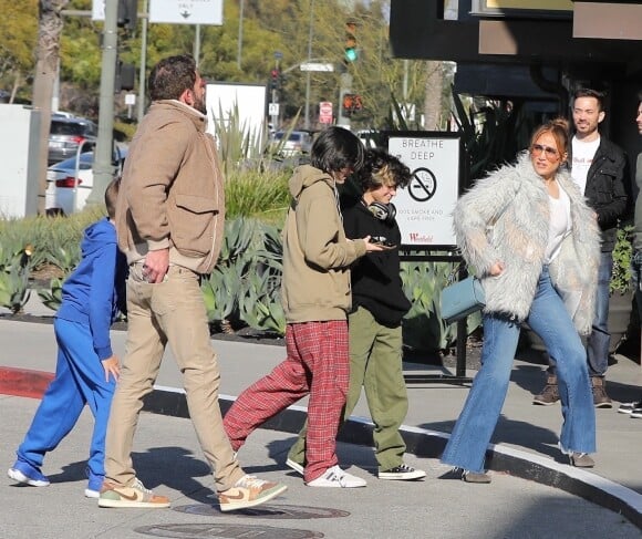 Ben Affleck et Jennifer Lopez vont déjeuner avec leurs enfants, Seraphina, Samuel et Emme à Los Angeles, le 28 janvier 2023.